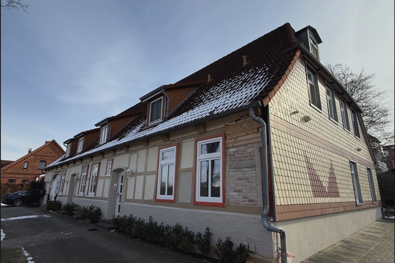 Fachwerkhaus im Bestand, sanierte Fassade mit Schieferbehang