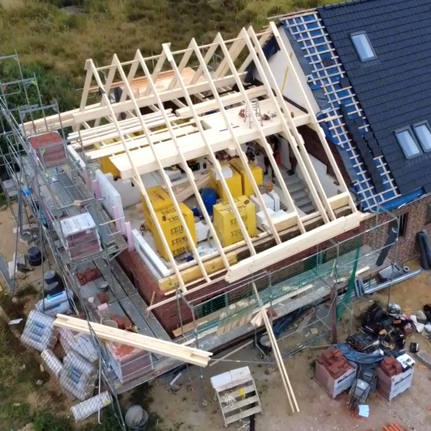 Dachstuhl eines Neubaus im Rohbau, Luftaufnahme